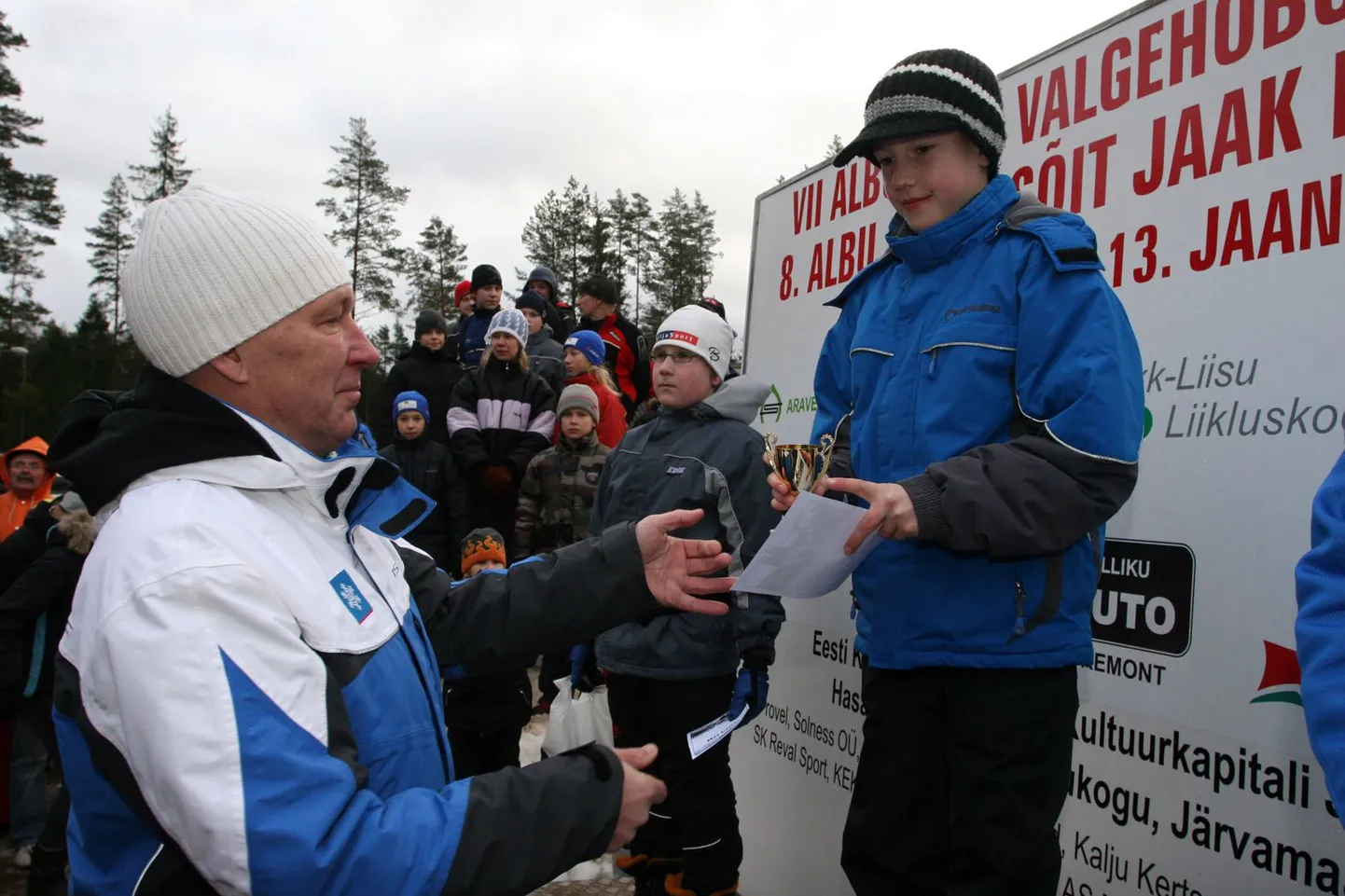 Suusaliidu president Toomas Savi õnnitleb edukat noort järvalast Kaarel-Kasper Kõrget, kes M12 klassis tuli esimeseks.