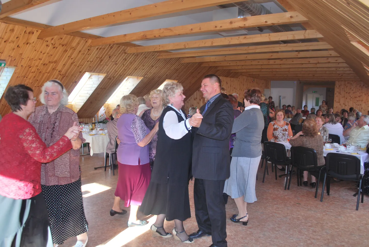 Tõrva pensionärid lustisid eakate päeva puhul.
