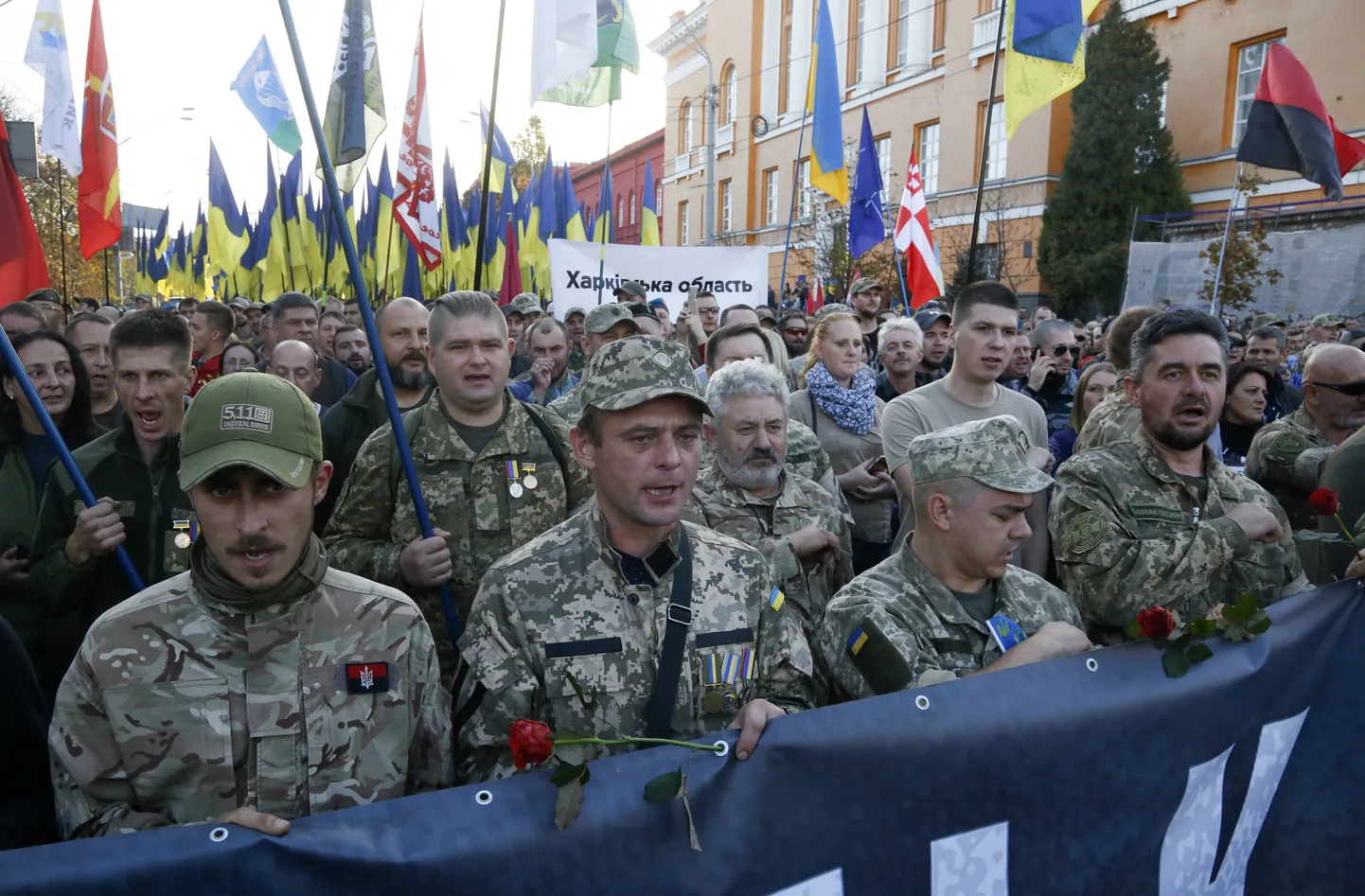 Ukraina sõjaveteranid ja rahvuslased esmaspäeval Kiievis isamaa kaitsja päevale ajastatud meeleavaldusel alistumise vastu Ida-Ukrainas.
