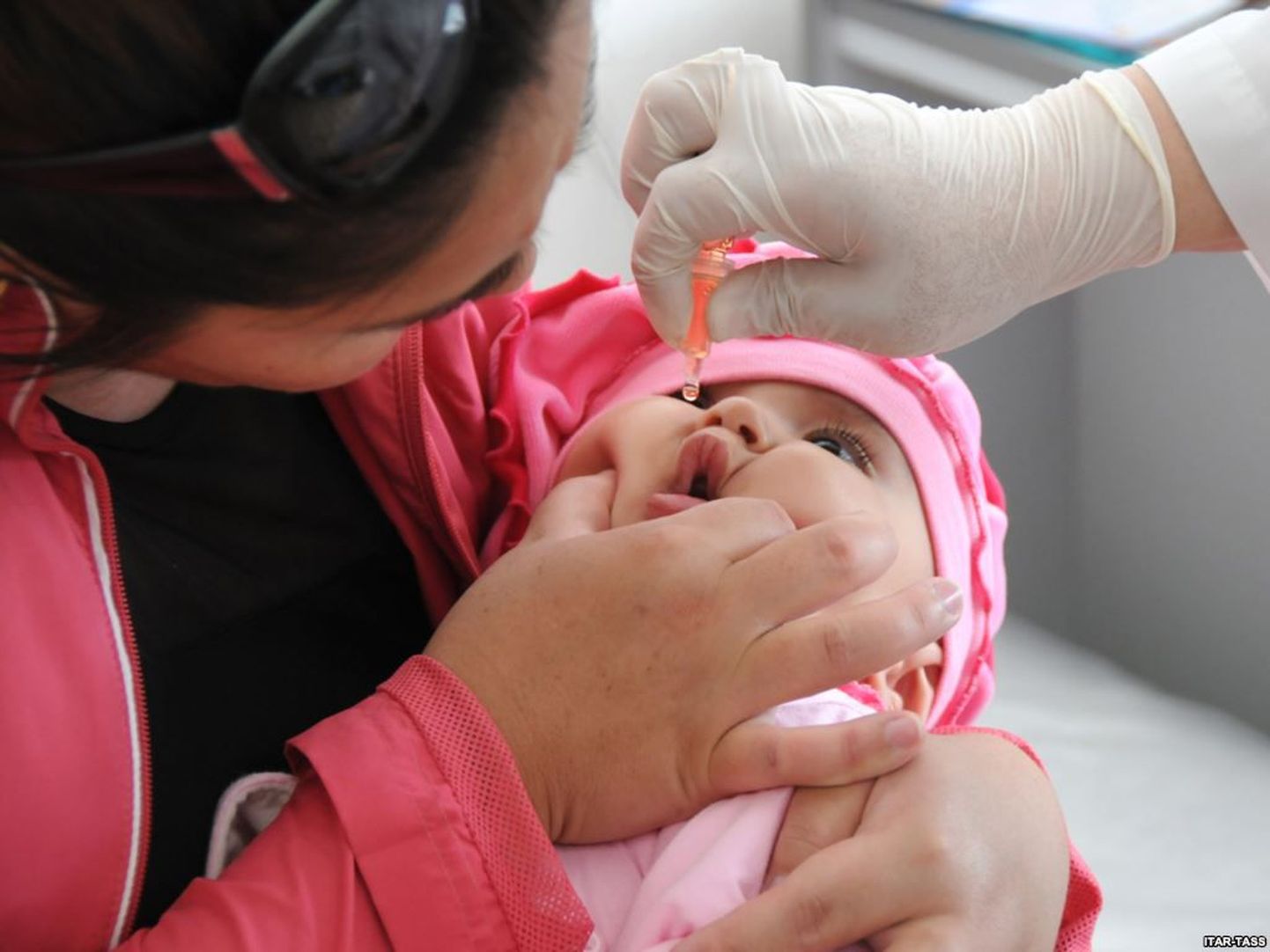 Вспышка полиомиелита в 2009 году в Таджикистане напомнила о вроде бы побежденном страшном заболевании, вызывавшем параличи и деформации конечностей.