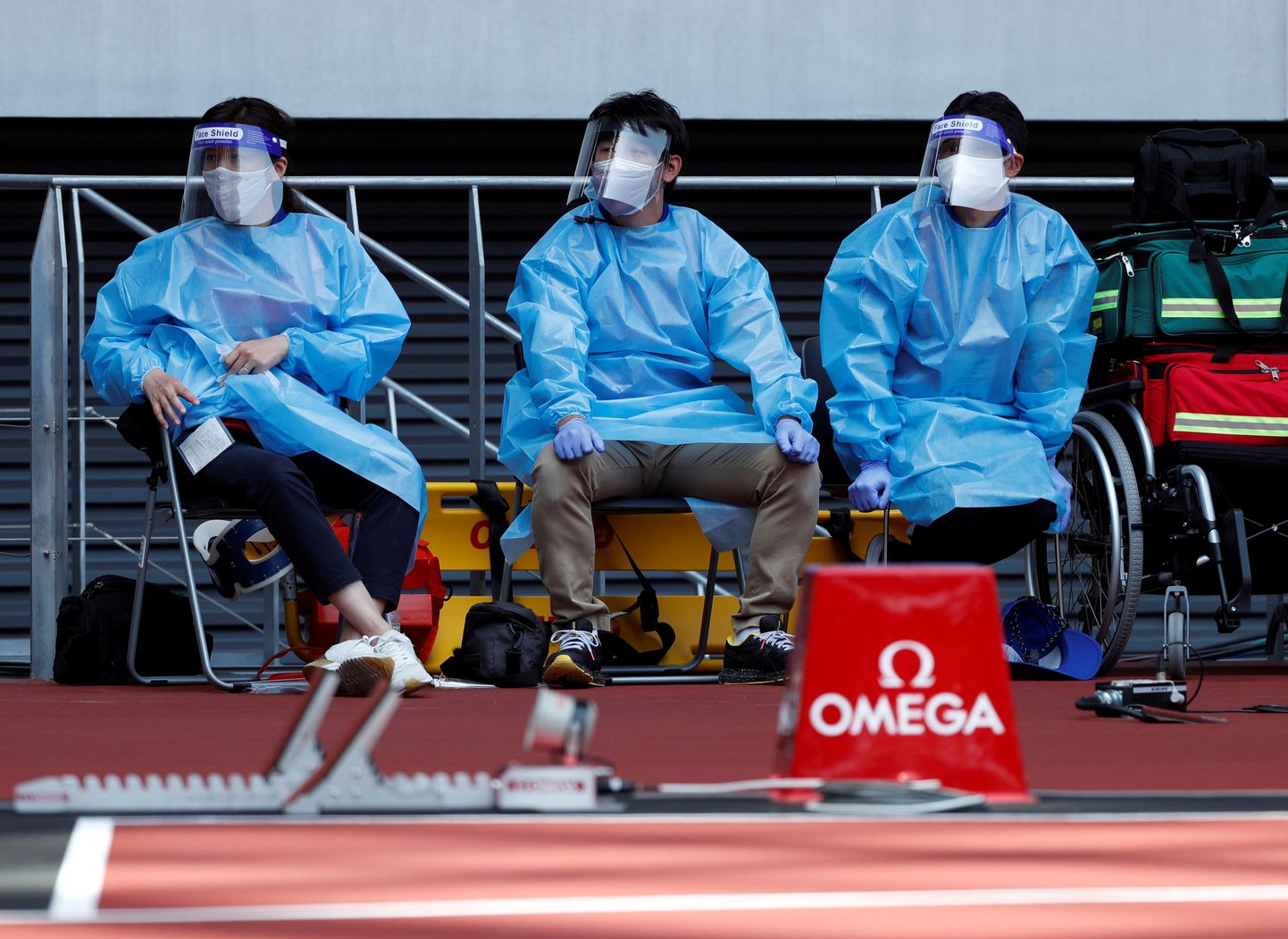 Kaitseülikondades meedikud Tokyo olümpiastaadionil.