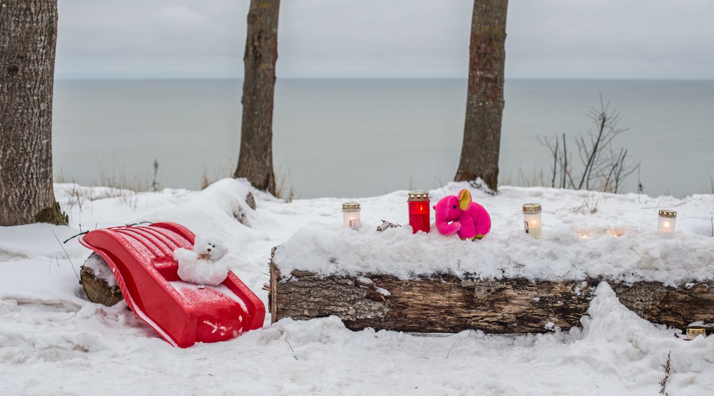 На место гибели ребенка местные жители принесли свечи и игрушки.