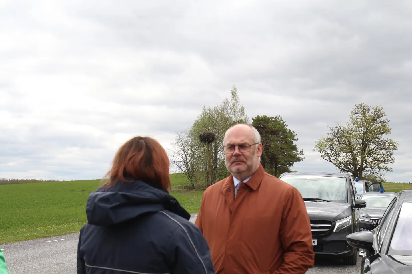 President Alar Karis soovis näha kurepesi, kus hiljuti julm tapatöö toime pandi ja päris käimasoleva uurimise kohta aru Keskkonnaameti Järvamaa büroo juhatajalt Janely Bergilt.