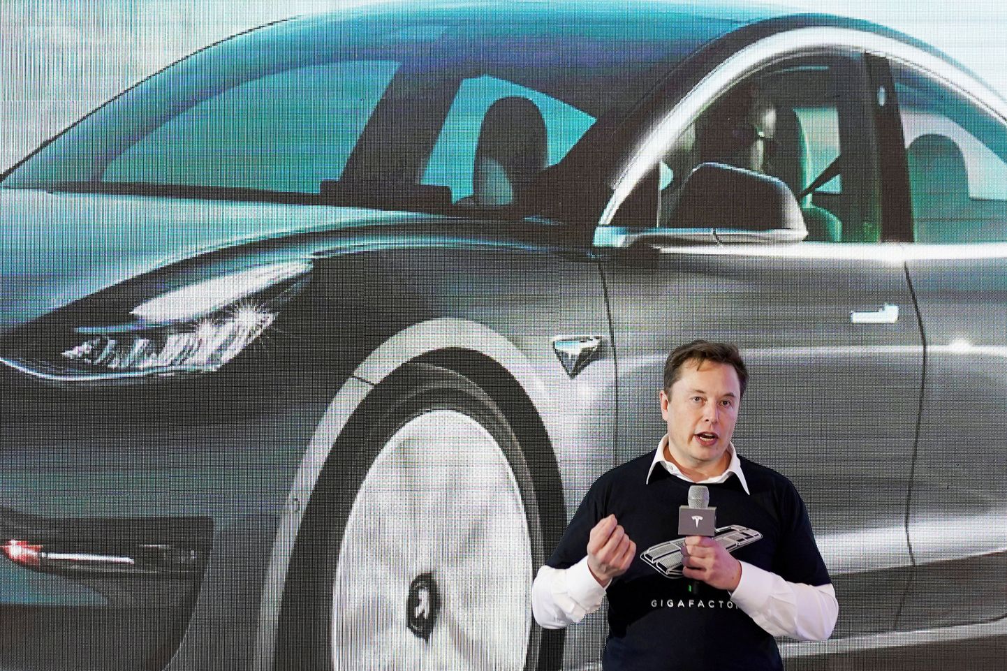 FILE PHOTO: Tesla juht Elon Musk Shanghais Model 3 tutvustamas.