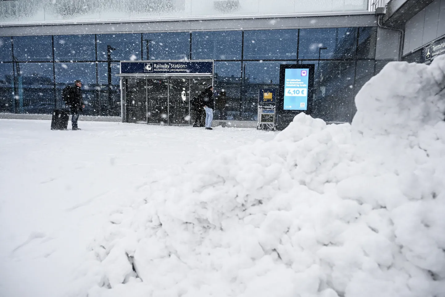 Lumekuhi Helsingi Vantaa lennujaama ees.