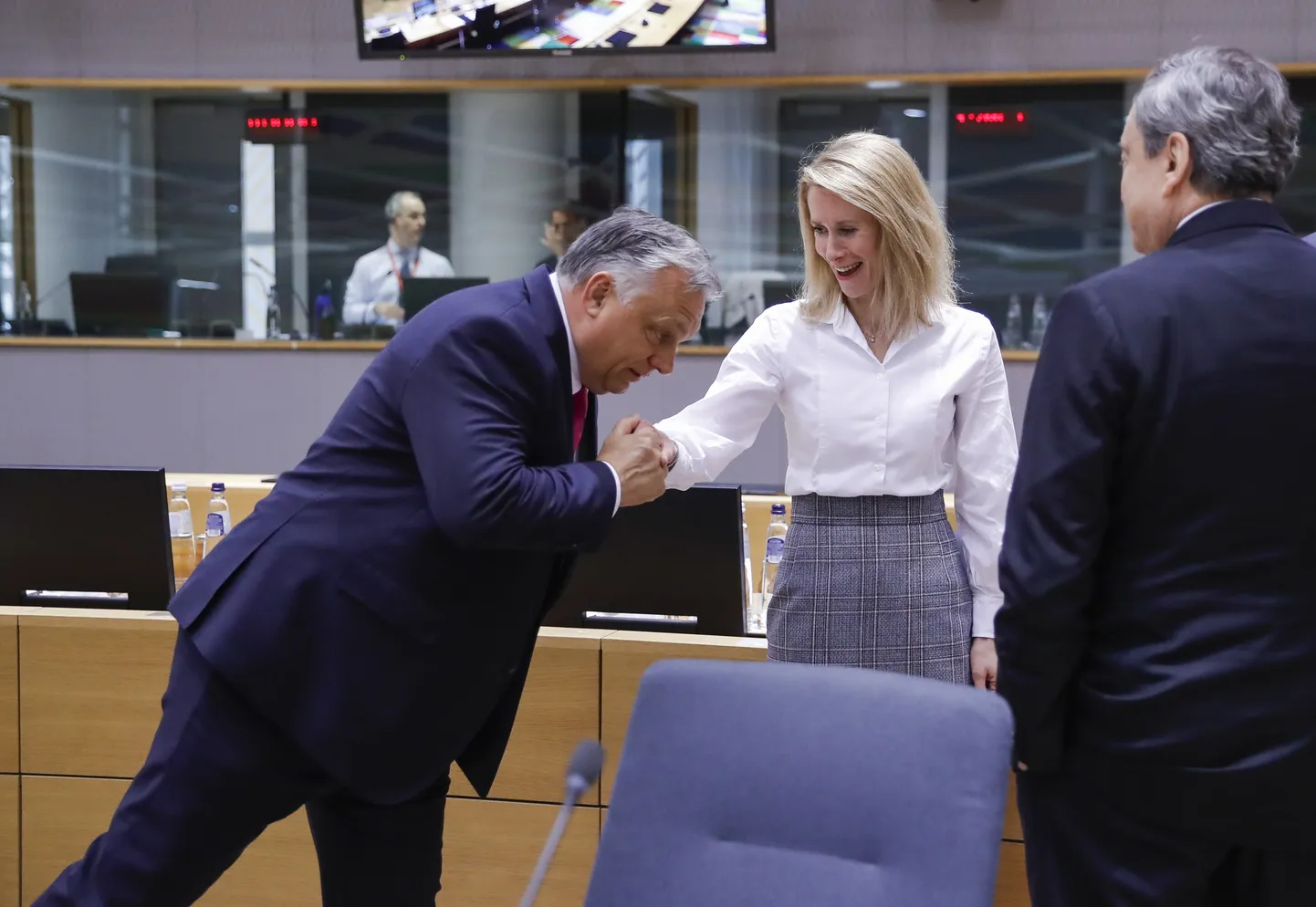 Виктор Орбан и Кая Каллас известны непростыми отношениями, где взаимная критика перемежается жестами, выходящими за протокол. 30 мая 2022 года, Брюссель.