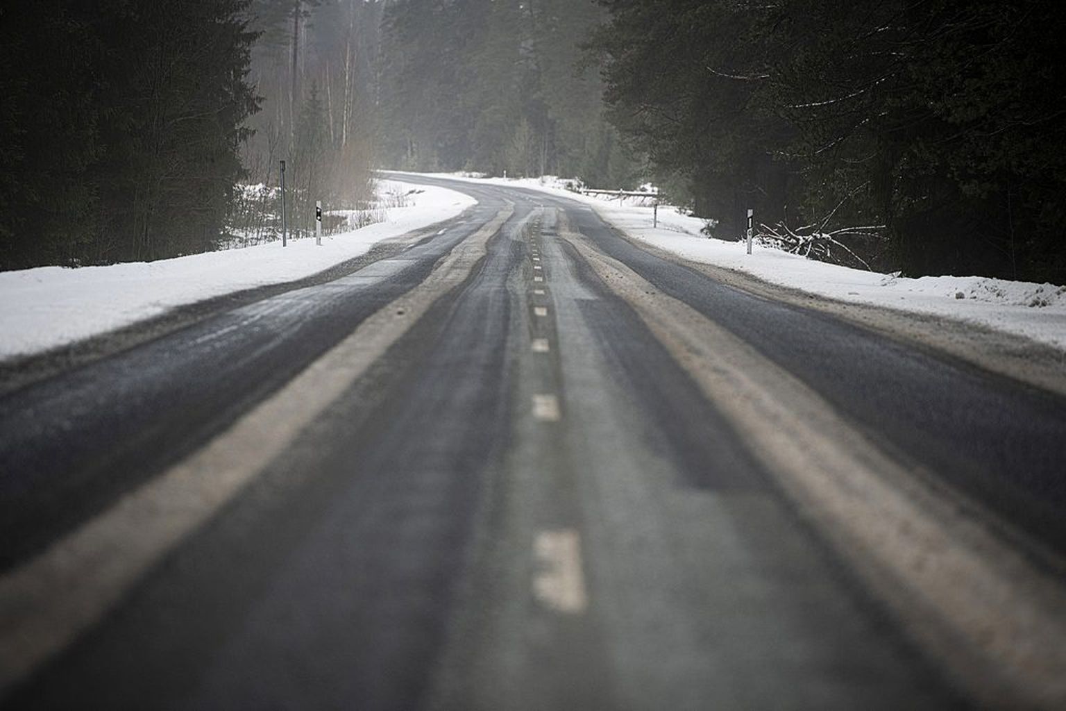 Sniega un apledojuma dēļ braukšana ir apgrūtināta visā Latvijā