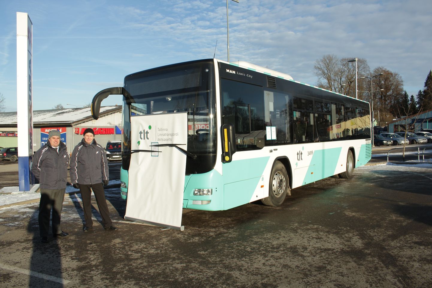 Tallinna Linnatranspordi AS saabus Valka bussijuhte värbama. Fotol veokorralduse osakonna juhataja Andres Koldre (vasakul) ja osakonna töötaja Heigo Kõrge.