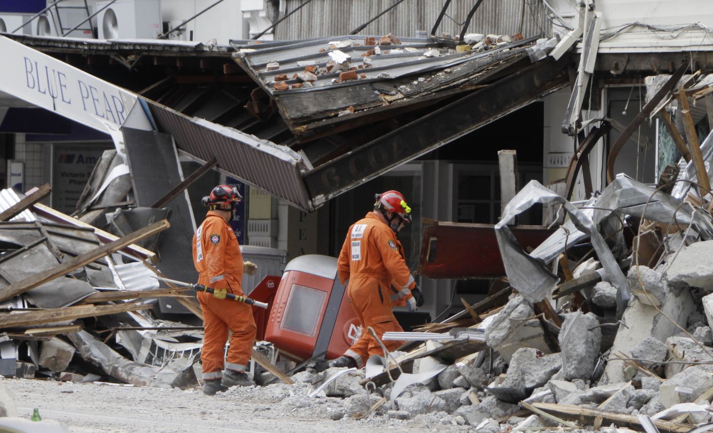 Suurbritannia tuletõrje- ja päästeameti töötajad otsivad läbi hooneid Christchurchis Colombo Streetil.