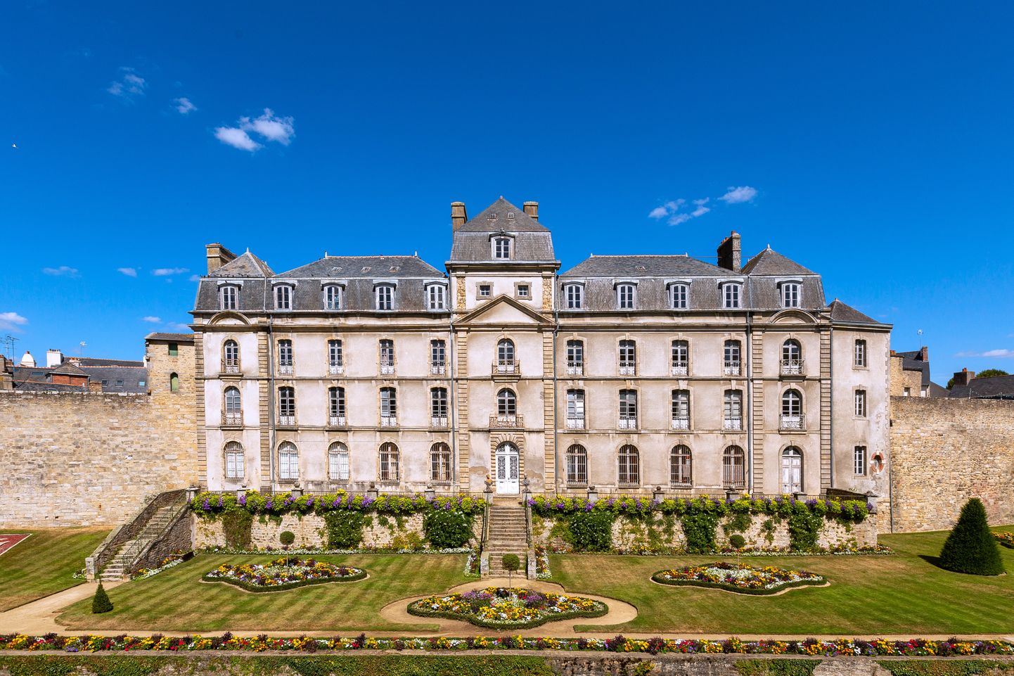 Prantsusmaa Bretagne'i Vannes'i keskaegse kindluslossi Chateau de l'Hermine'i varemetele ehitati 18. sajandil hotell.