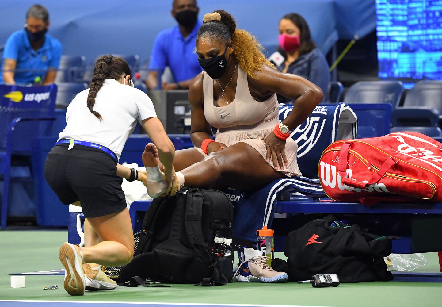 Serena Williams saamas hüppeliigesele ravi.