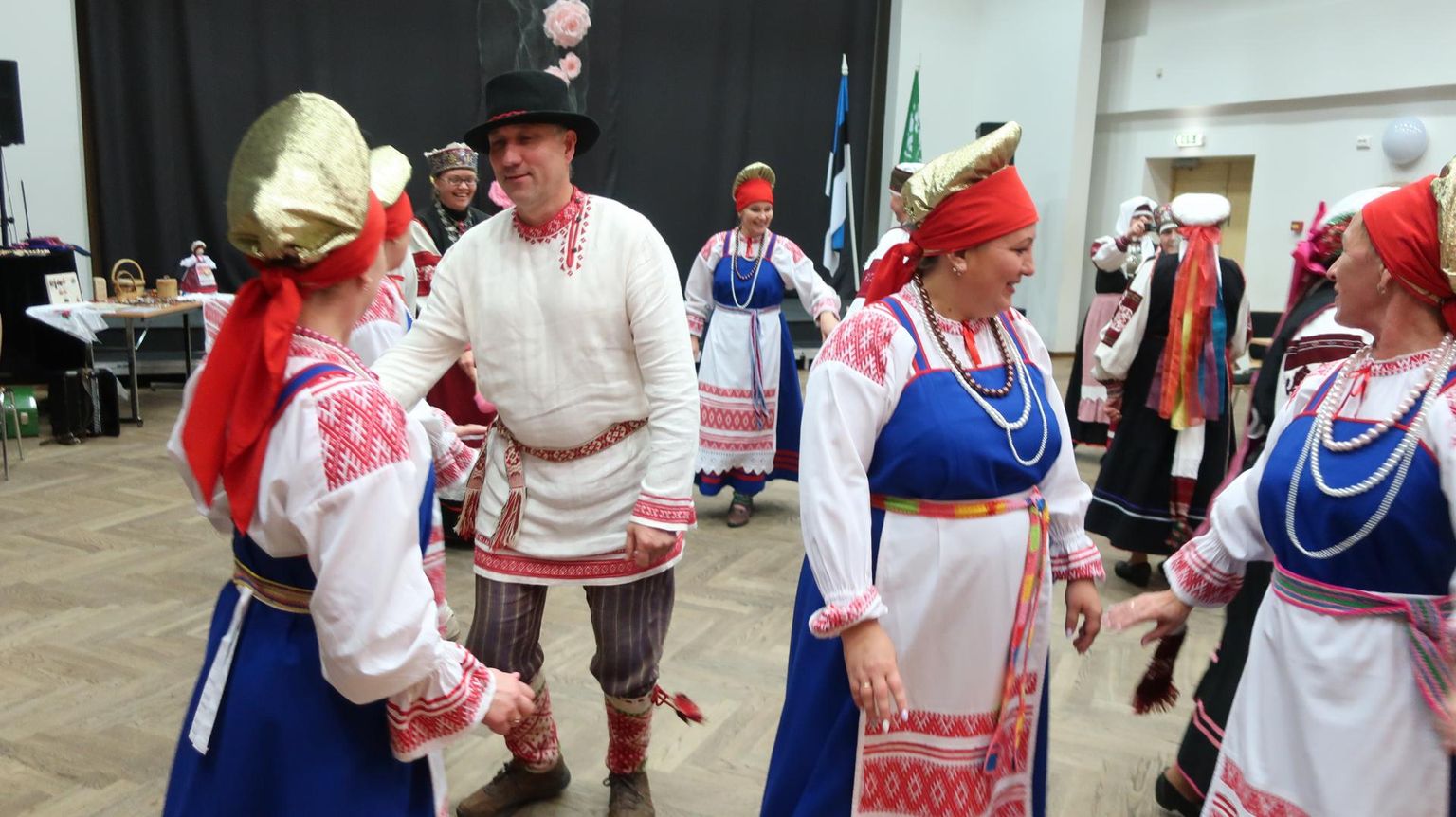 Mullu kutsus folkansambel Jugõdlanj Venemaa Föderatsiooni Komi Vabariigist võõrustajad ühisesse tantsuringi.