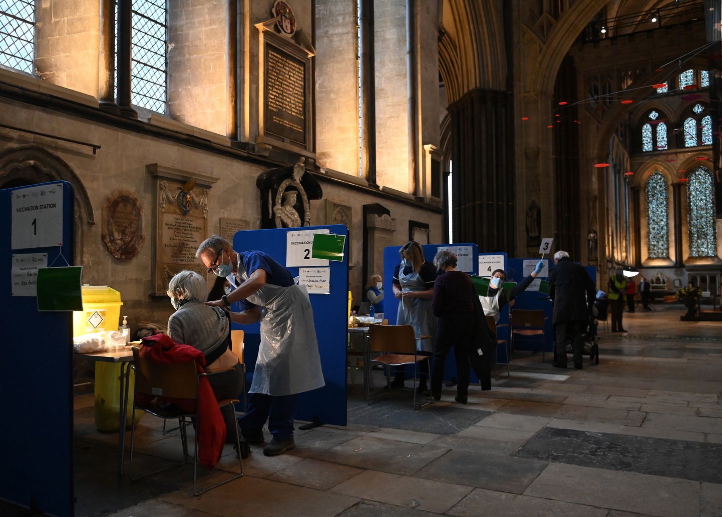 Vaktsineerimiskeskuseks muudetud Salisbury katedraal Inglismaal.