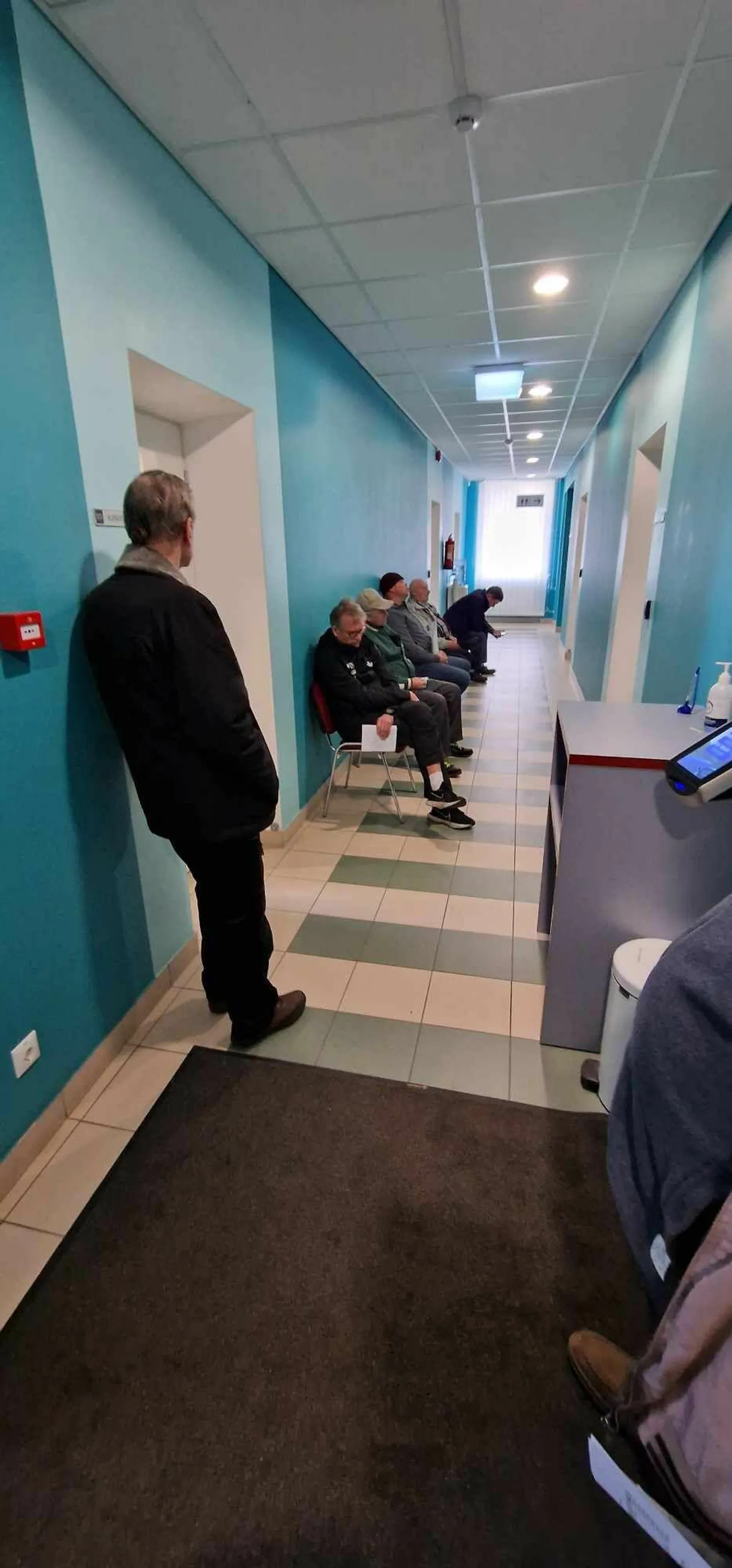 Transpordiameti Valga teenindusbüroos oli 10. aprillil tekkinud niivõrd pikk järjekord, et üks valgalane ei jõudnudki teenindaja jutule ja lahkus pärast kahetunnist ootamist.