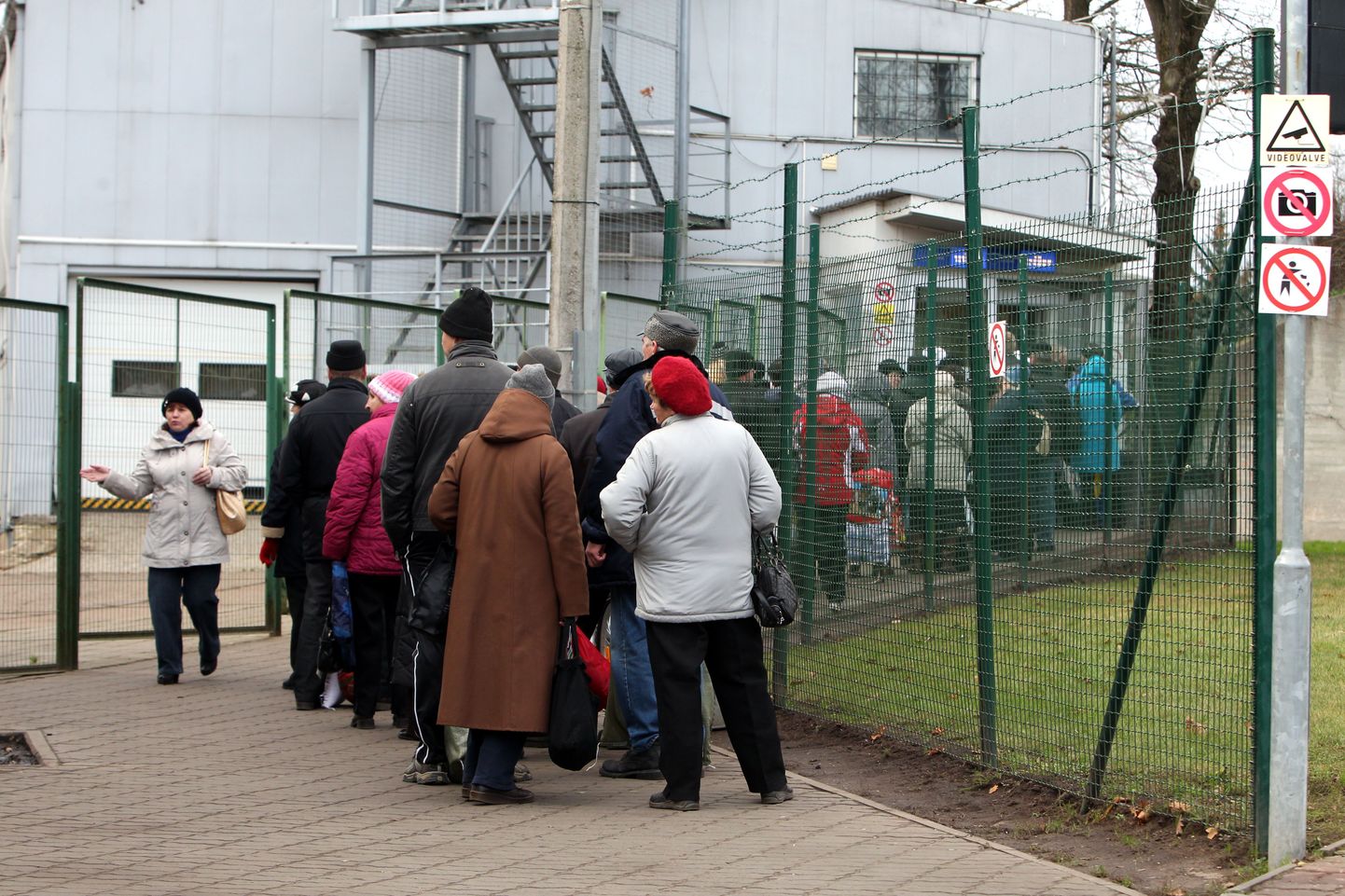 Inimesed Narva piiripunktis piiriületust ootamas.