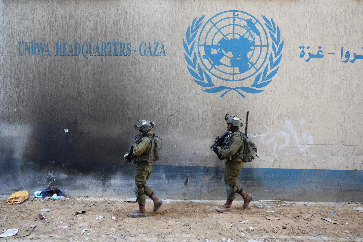 Iisraeli sõdurid UNRWA peakorteri juures Gazas.