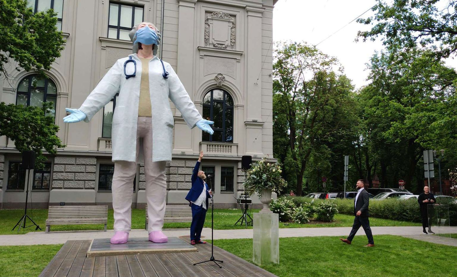 Pie Mākslas muzeja atklāta sešus metrus augsta skulptūra mediķiem