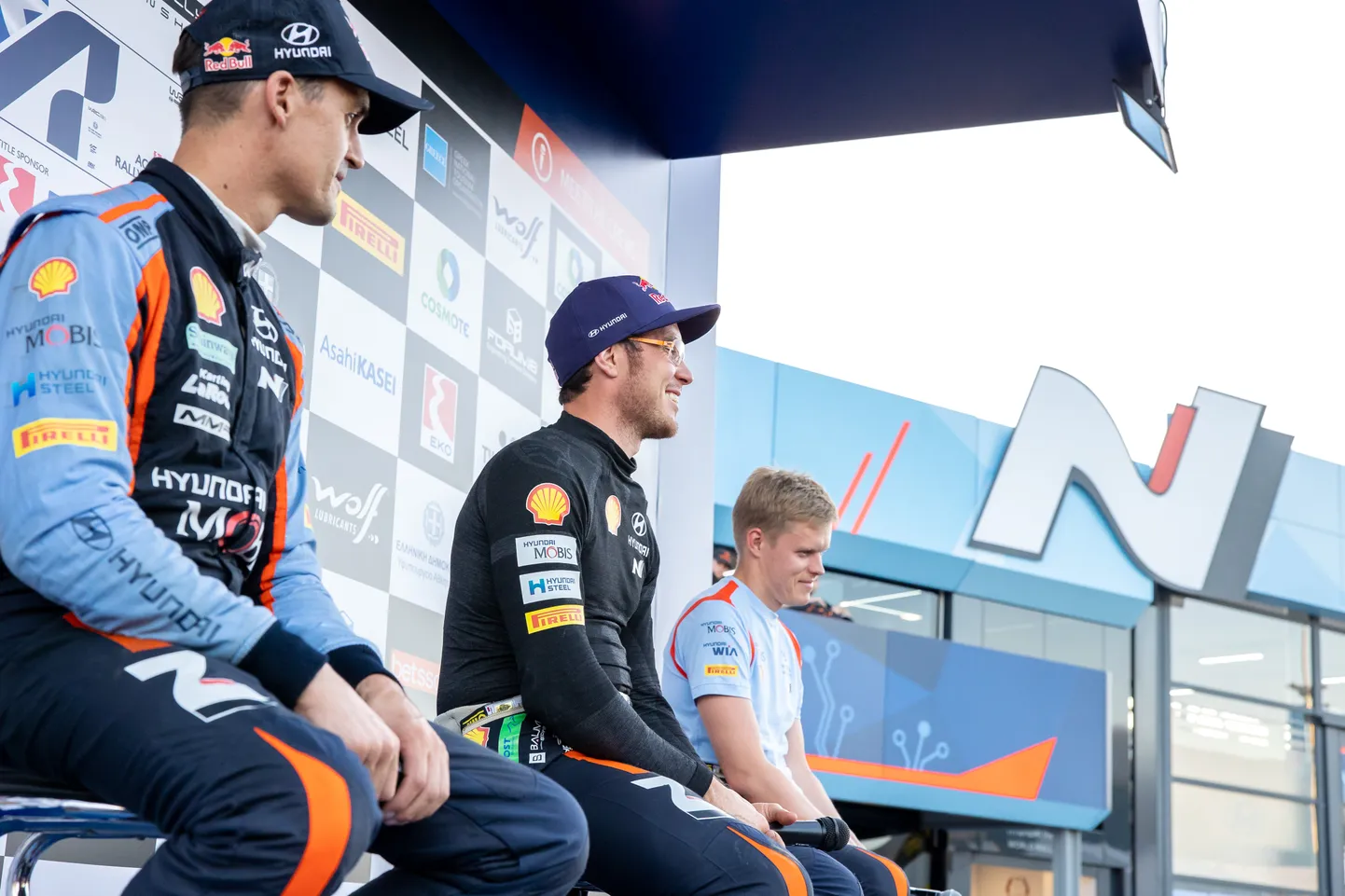 Hyundai rallimehed Dani Sordo (vasakult), Thierry Neuville ja Ott Tänak.