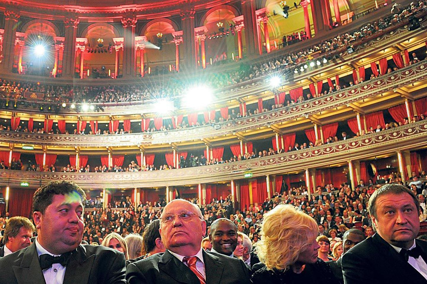 Mihhail Gorbatšov koos tütre Irinaga (paremal) Londoni Royal Albert Hallis talle pühendatud galaõhtul.