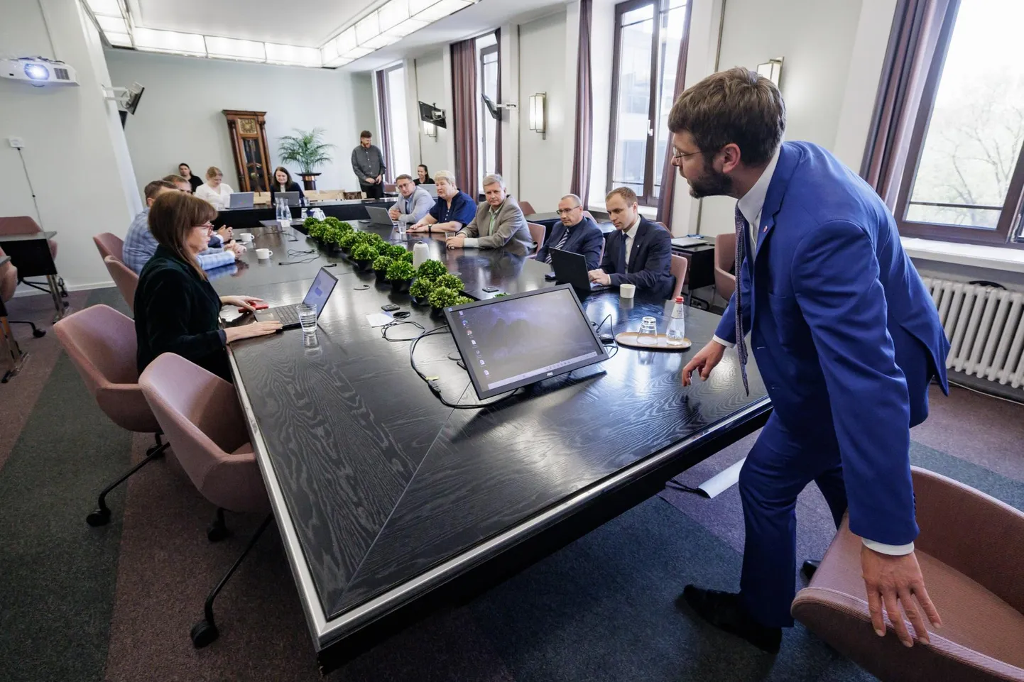 Tallinna linnapea Jevgeni Ossinovski (paremal) ja abilinnapea Karl Sander Kase (paremalt teine) kohtusid Tallinna sotsiaal- ja tervishoiuameti (Raimo Saadi, vasakul), Ida-Tallinna keskhaigla (Tarmo Bakler, vasakult kolmas), Lääne-Tallinna keskhaigla (Arkadi Popov, paremalt kolmas), Tallinna kiirabi, Tallinna hambakliiniku (Marika Priske, vasakult teine) ja Tallinna lastehaigla esindajatega, et arutada Tallinna haiglate liitmist.