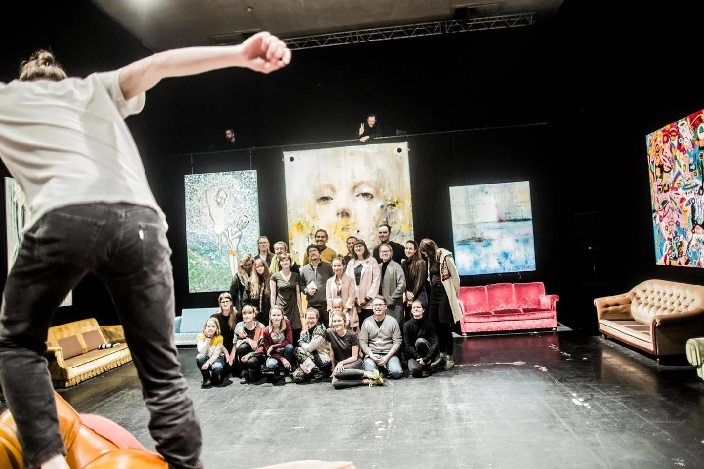 Tartu Uue Teatri repertuaarist tuleb vaatajate ette Kadri Noormetsa lavastatud «Mobiilsed definitsioonid», mis esietendus 12. aprillil.