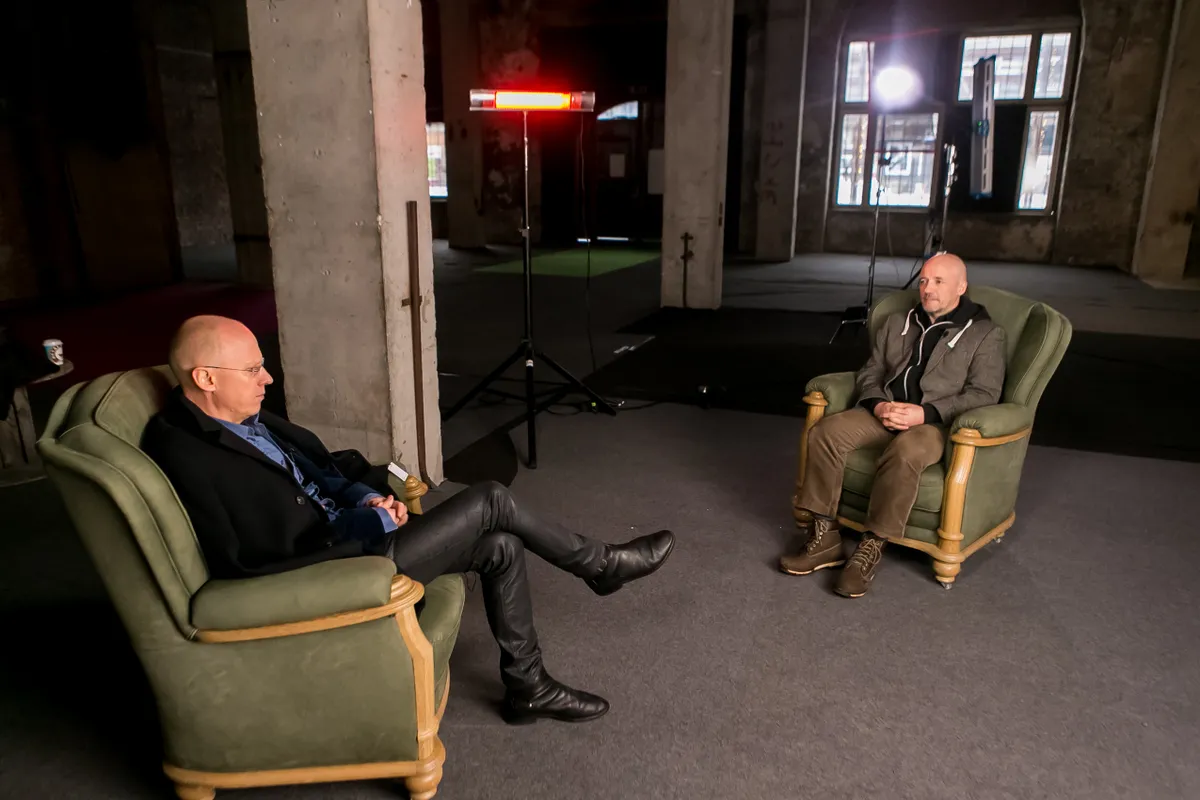 Ilmar Raag ja Ahto Lobjakas vestlemas EV100 videoprojekti raames Telliskivi loomelinnakus teemal: «Kuidas Eesti võidab sõja?» Foto: Madis Sinivee