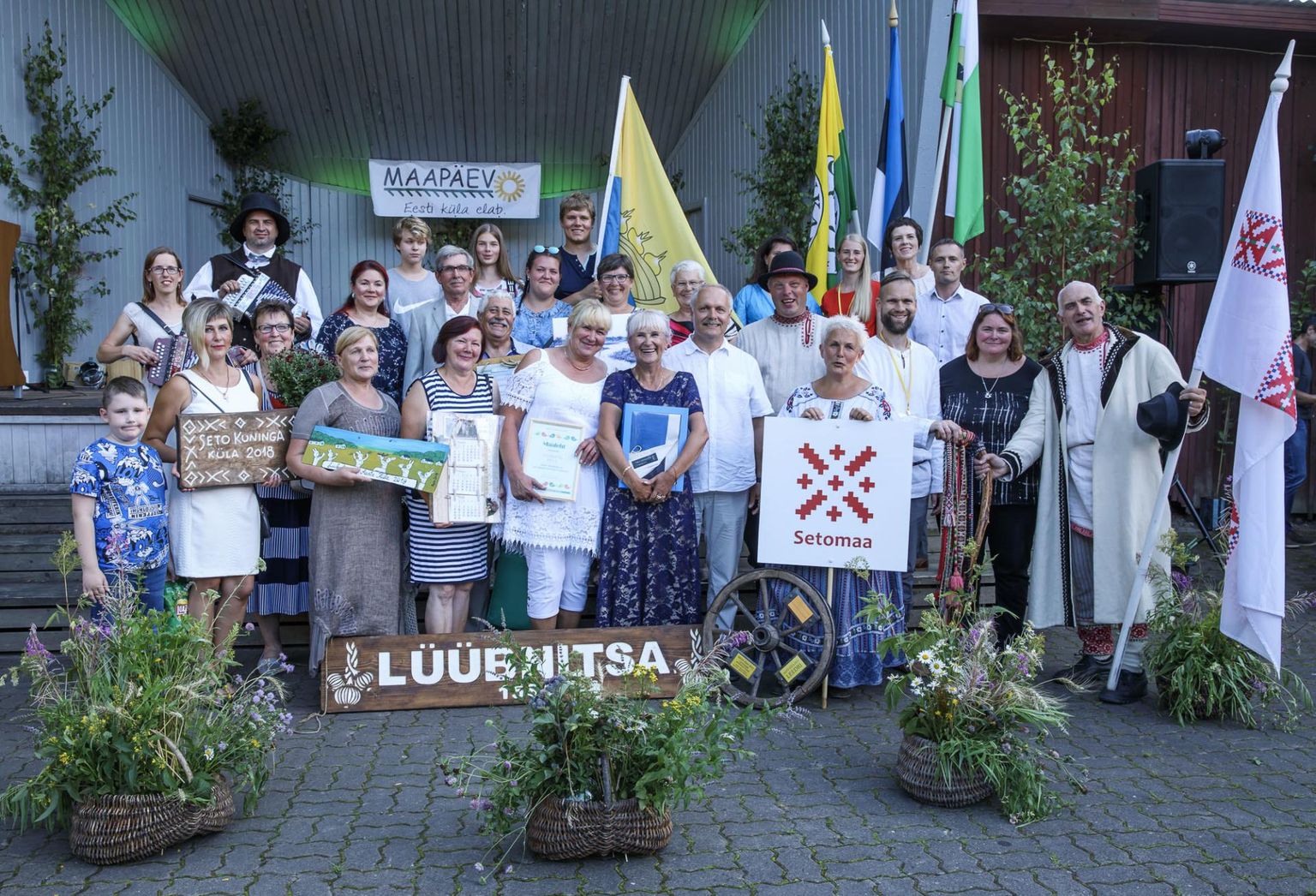 Aasta küla Lüübnitsa esindajad koos õnnitlejatega.