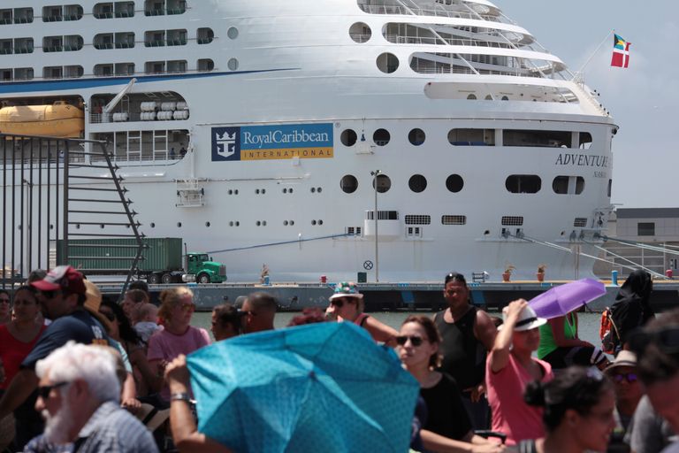Inimesed ootavad San Juani sadamas Royal Caribbeani kruiisilaevale pääsemist. ALVIN BAEZ/REUTERS/SCANPIX.