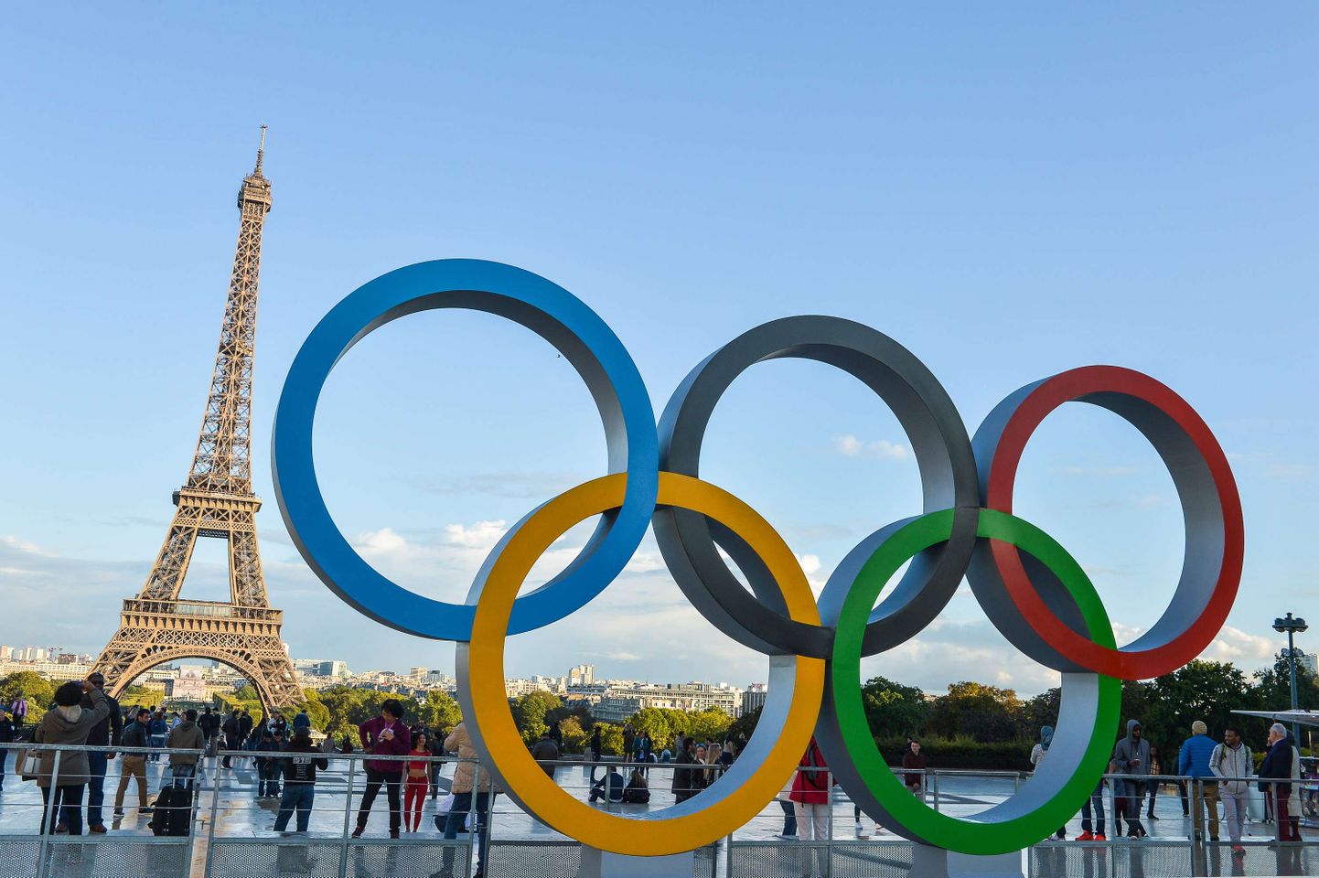 Pariis tähistas OMi korraldusõiguse saamist olümpiarõngastega.
