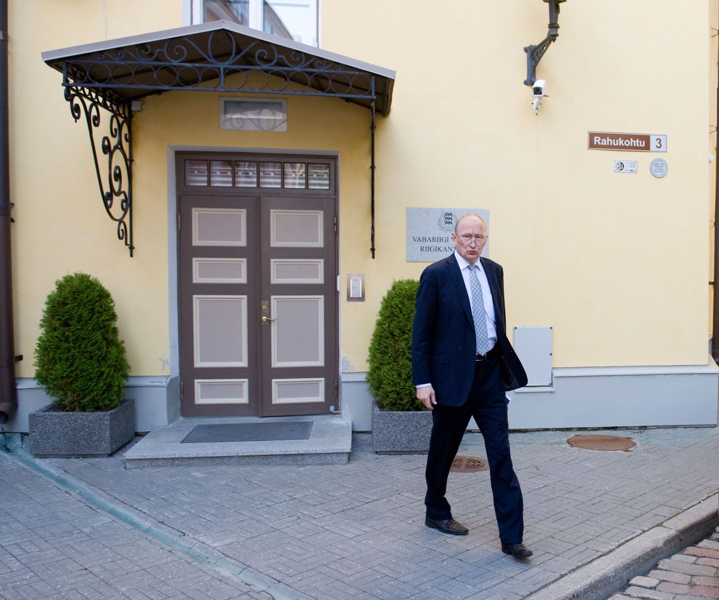 Ministrid lahkumas valitsuse istungilt Stenbocki majas. Jaak Aaviksoo.