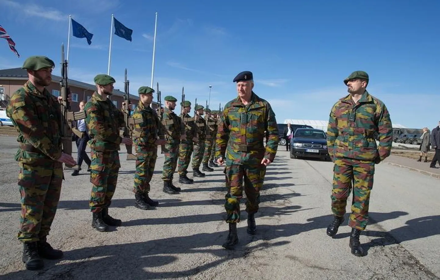 Belgia kuningas Philippe I (keskel) möödumas auvahtkonnast.