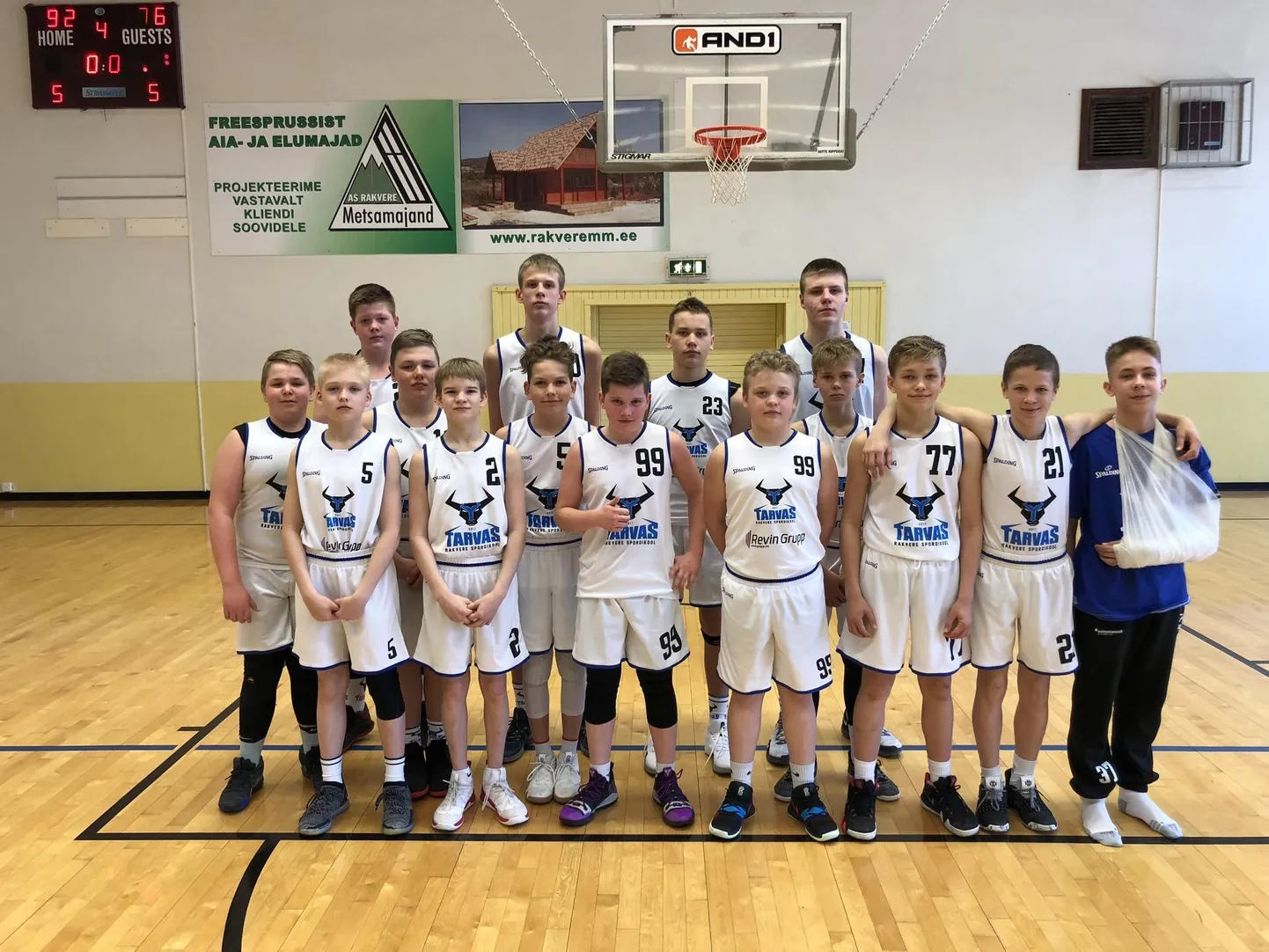 Rakvere spordikooli korvpallipoisid näitavad lisaks korralikule mängule ka head kambavaimu, mis aitab neil püüda ühiseid eesmärke.