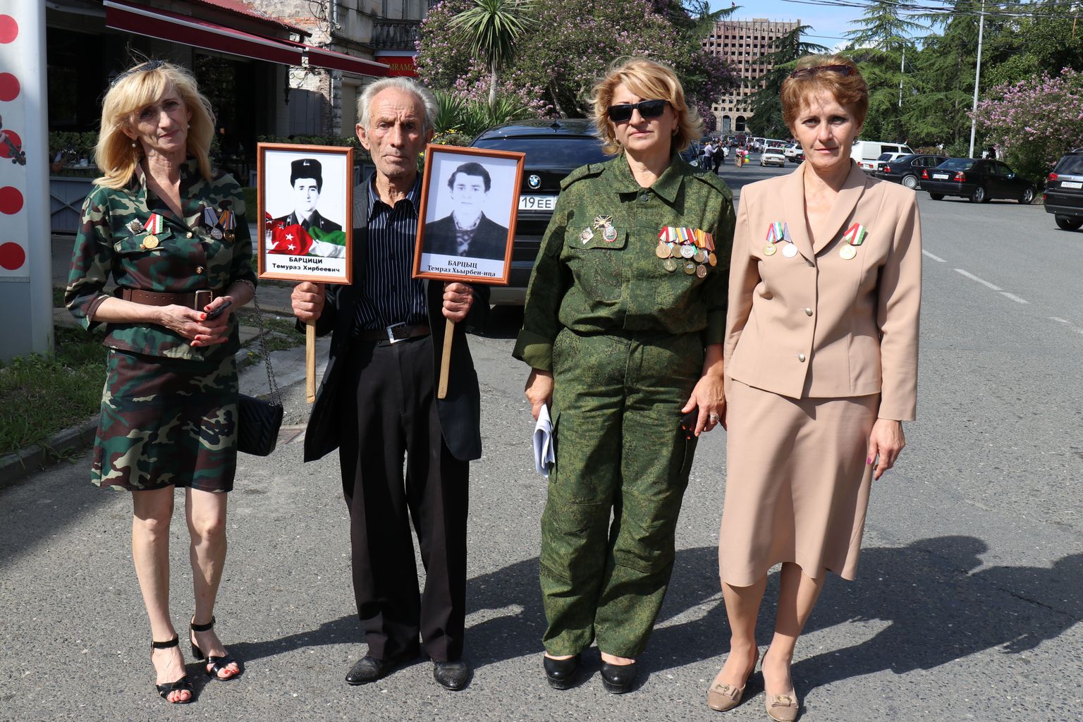 Abhaasid loevad oma suurimaks pühaks 30. Septembril tähistatavat võidupäeva, millega nad tähistavad sõjas Gruusiaga saavutatud võitu 1993. aastal. Sellest päevast loevad abhaasid end de facto iseseisvaks riigiks, mida aga isegi Venemaa tunnustas esimesena alles 15 aastat hiljem. Fotol näitab üks abhaasi pere oma hukkunud sugulasi. Otsustades vormi ja medalite järgi, osalesid ka need kolm naist sõjas.