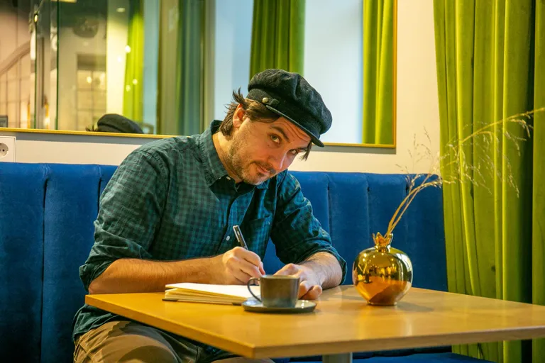 Justin Petrone loominguline idüll Viljandi kohvikunurgas.