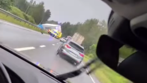 V Talsu umrla dva človeka v trčenju tovornega in osebnega vozila