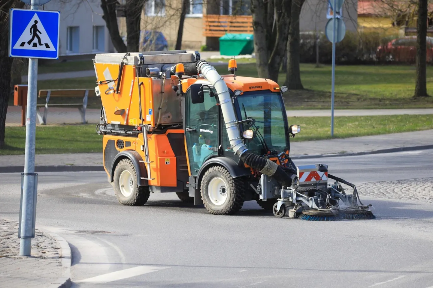 Lisaks Raktoomi suurele tänavakoristusautole tegutseb usinalt väike masin, et talvega linnatänavaile kogunenud mustus kokku korjata.