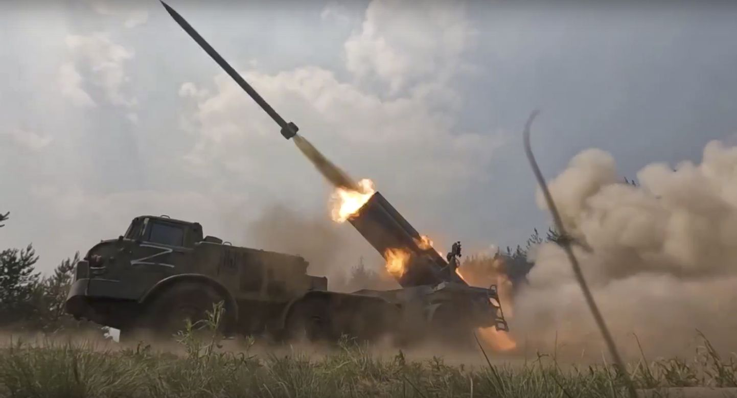 Vene kaitseministeeriumi 25. juunist pärit foto, milles raketiheitjatest antakse väidetavalt tuld Ukraina positsioonide pihta.