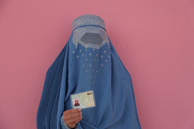 Burka katab kogu näo, kaasa arvatud silmad, mida katab võrk. Foto: AFP