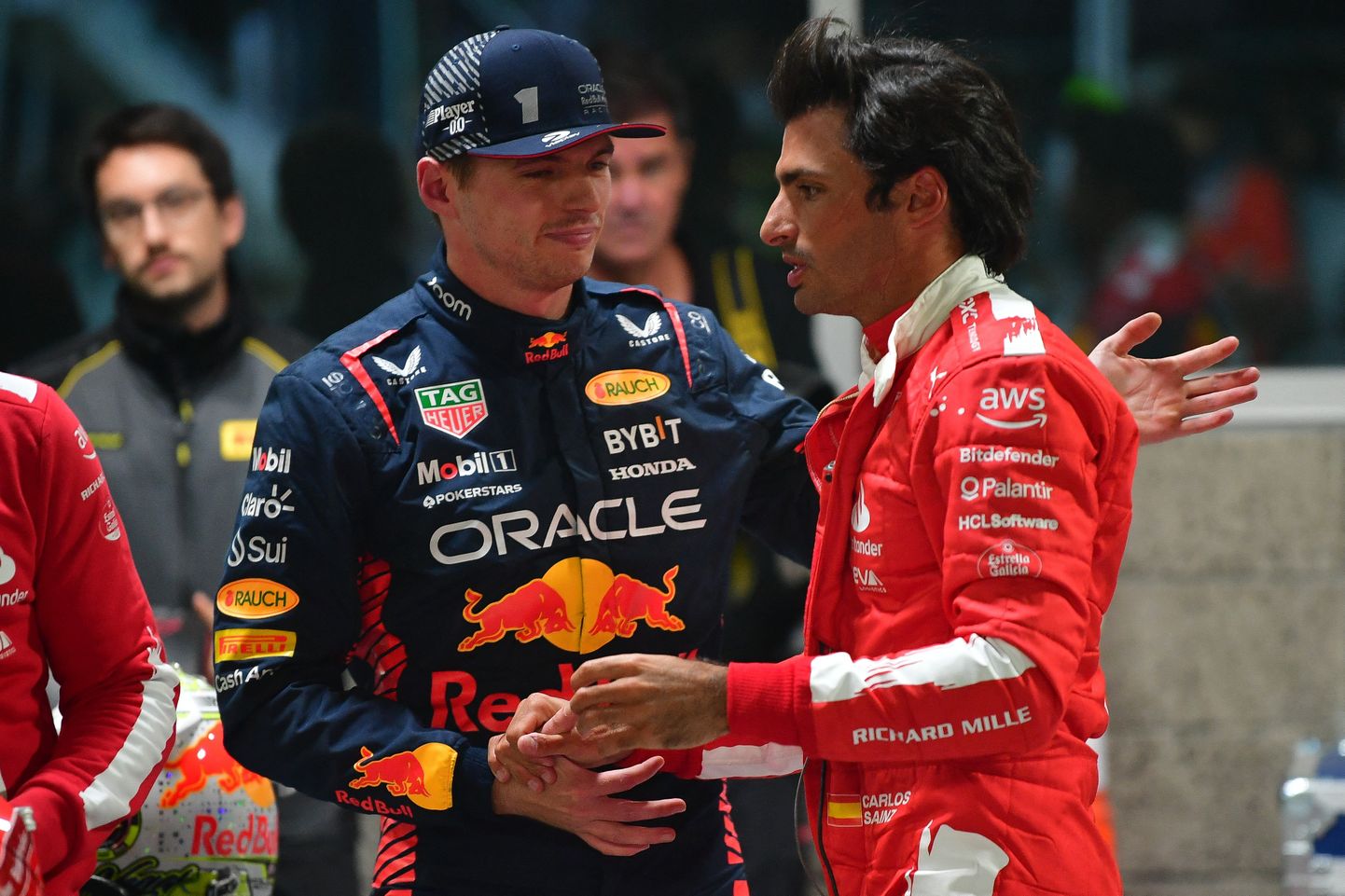 Max Verstappen (vasakul) ja Ferrari F1 sõitja Carlos Sainz.