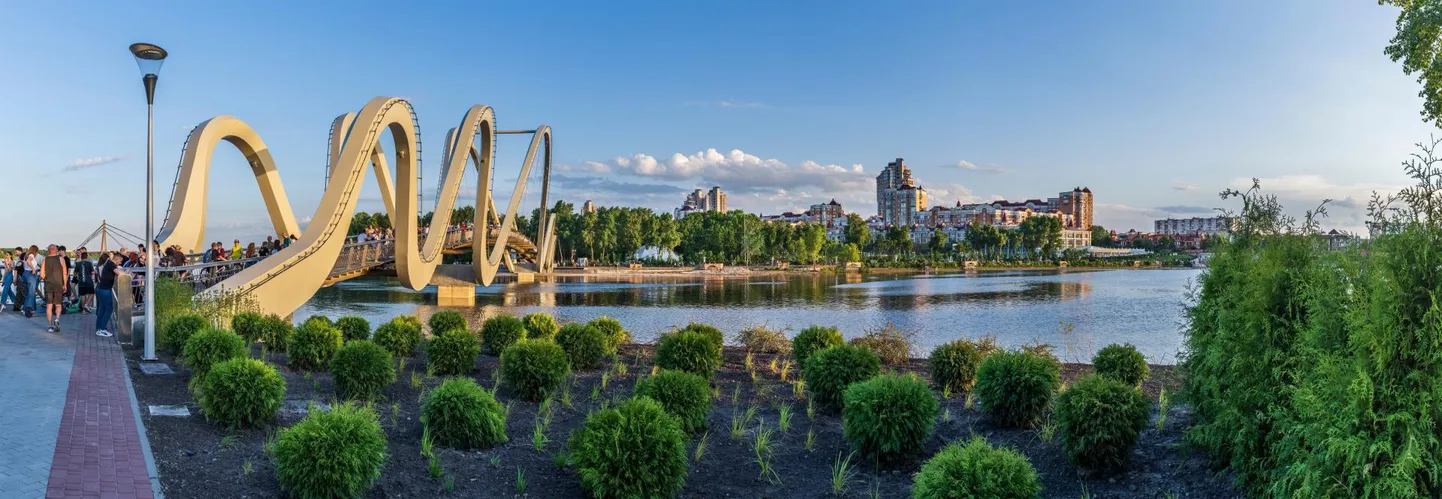 Kiievis hiljuti avatud uus jalakäijate sild ühendab Dnepri ääres asuvat Natalka parki Obolonskõi saarega.