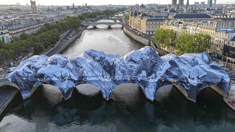 Paris's Oldest Bridge, Pont Neuf, Transformed into a Colossal Inflatable Cave