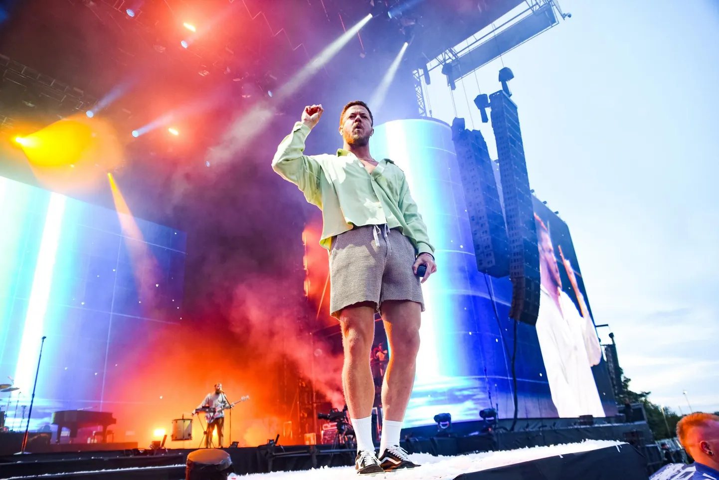Imagine Dragons on üle maailma müünud 46 miljonit albumit ja 55 miljonit singlit, erinevates voogedastuskanalites on neid kuulatud enam kui 74 miljardit korda, mis teeb neist ühe edukaima rokkbändi üldse.