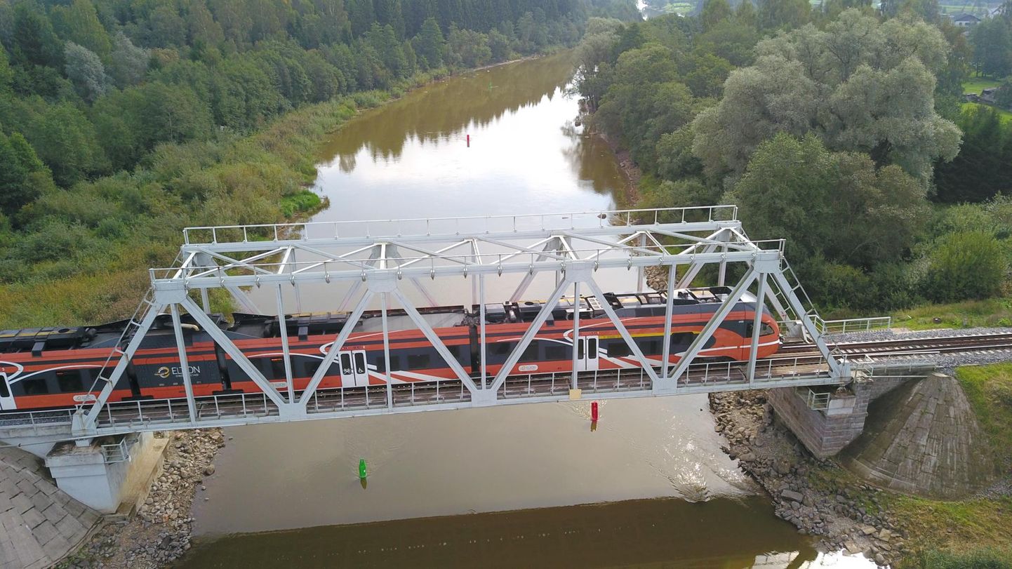 Praegusel Jänese sillal ei saa Tallinna poole (ja vastupidi) suunduvad raudruunad oma maksimaalseid võimeid näidata. Kuid juba mõne aasta pärast tuhisevad need ülesvoolu rajatavast uuest sillast üle 135-kilomeetrise tunnikiirusega.