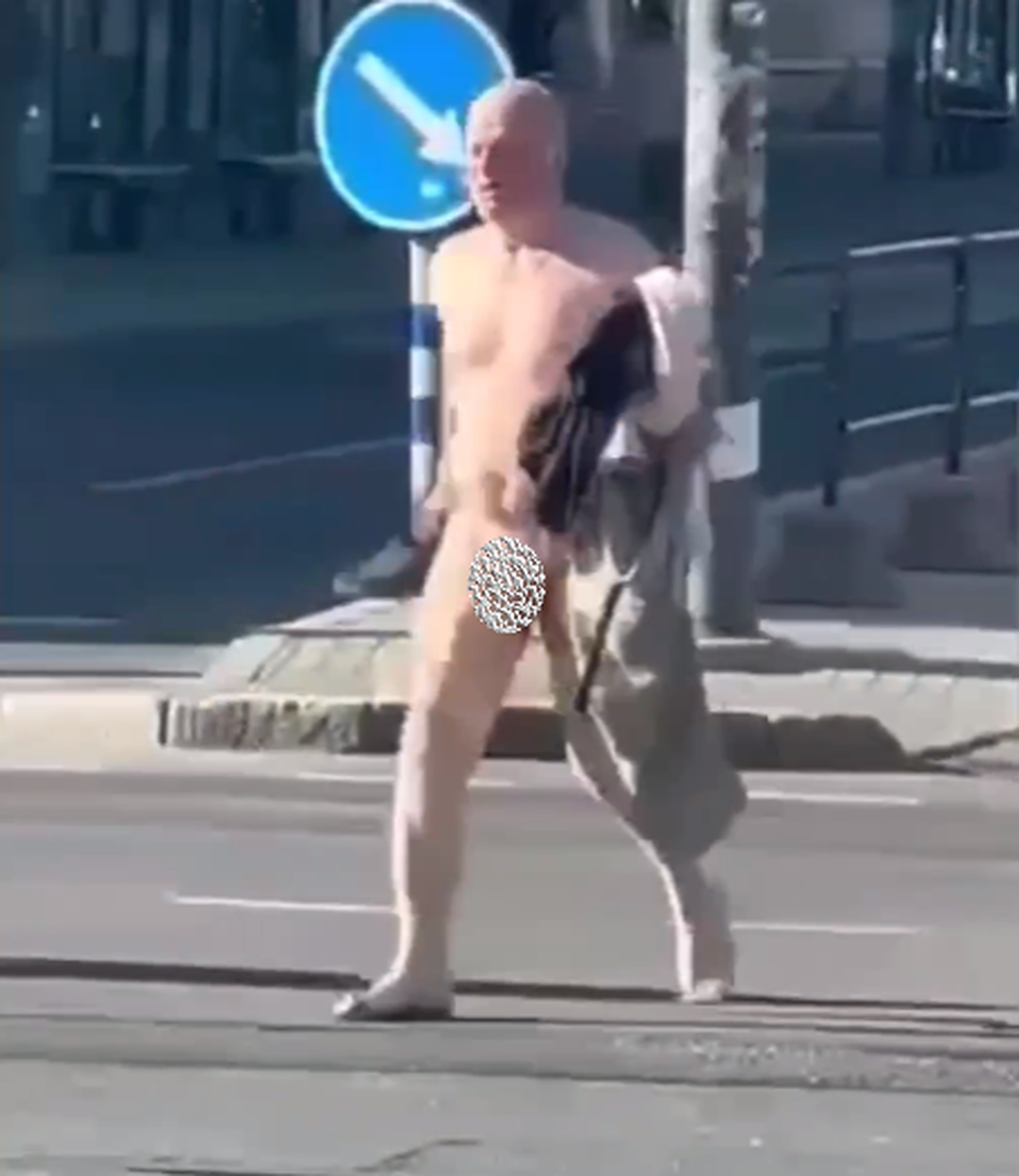 Мужчина, разгуливающий по центру Таллинна