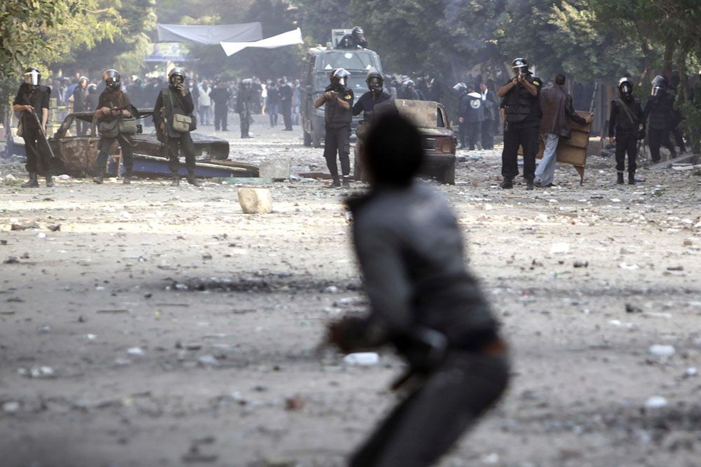 Eile ründasid  gaasimaske kandvad politseinikud märatsejaid Tahriri väljaku lähedal pisargaasiga.