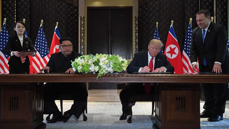Donald Trump ja Kim Jong-un allkirjastamas ühisavaldust
