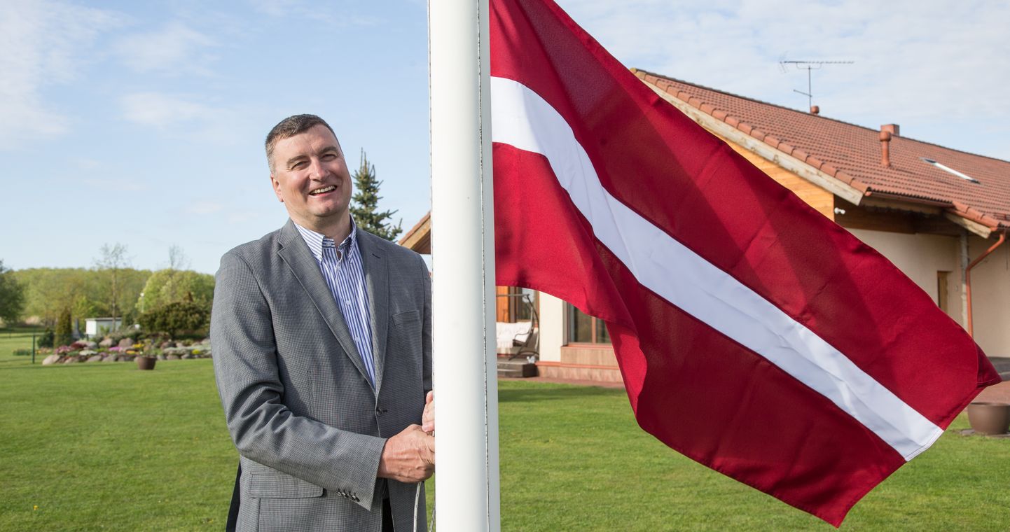 Для фотосъемки Герт Тартлан поднял на мачту во дворе дома флаг южных соседей. В знаменательные для Латвии дни этот флаг будет развеваться там и впредь.
