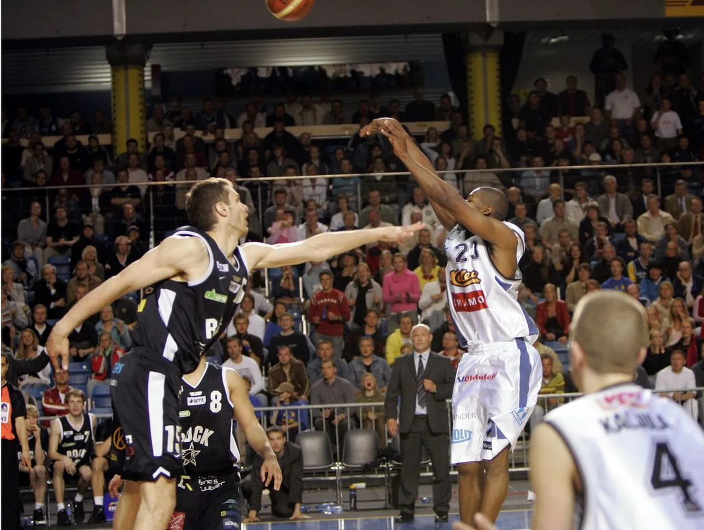 BC Kalev/Cramo võitis Howard Frieri (paremal) viimase sekundi viskest Tartu Ülikool/Rocki 69:68. Kalev asus nelja võiduni mängitavat seeriat 3:2 juhtima.