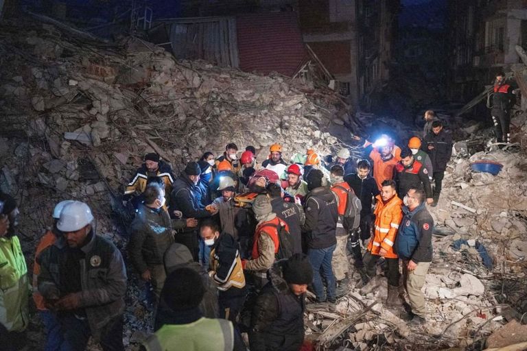 Спасатели в Турции работали круглосуточно. В Сирии с наступлением темноты нет никого