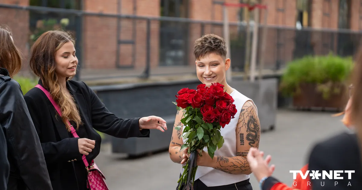 FOTO Emilija līksmo minialbuma "Tintes stāsts" prezentācijā un dzimšanas  dienas ballītē